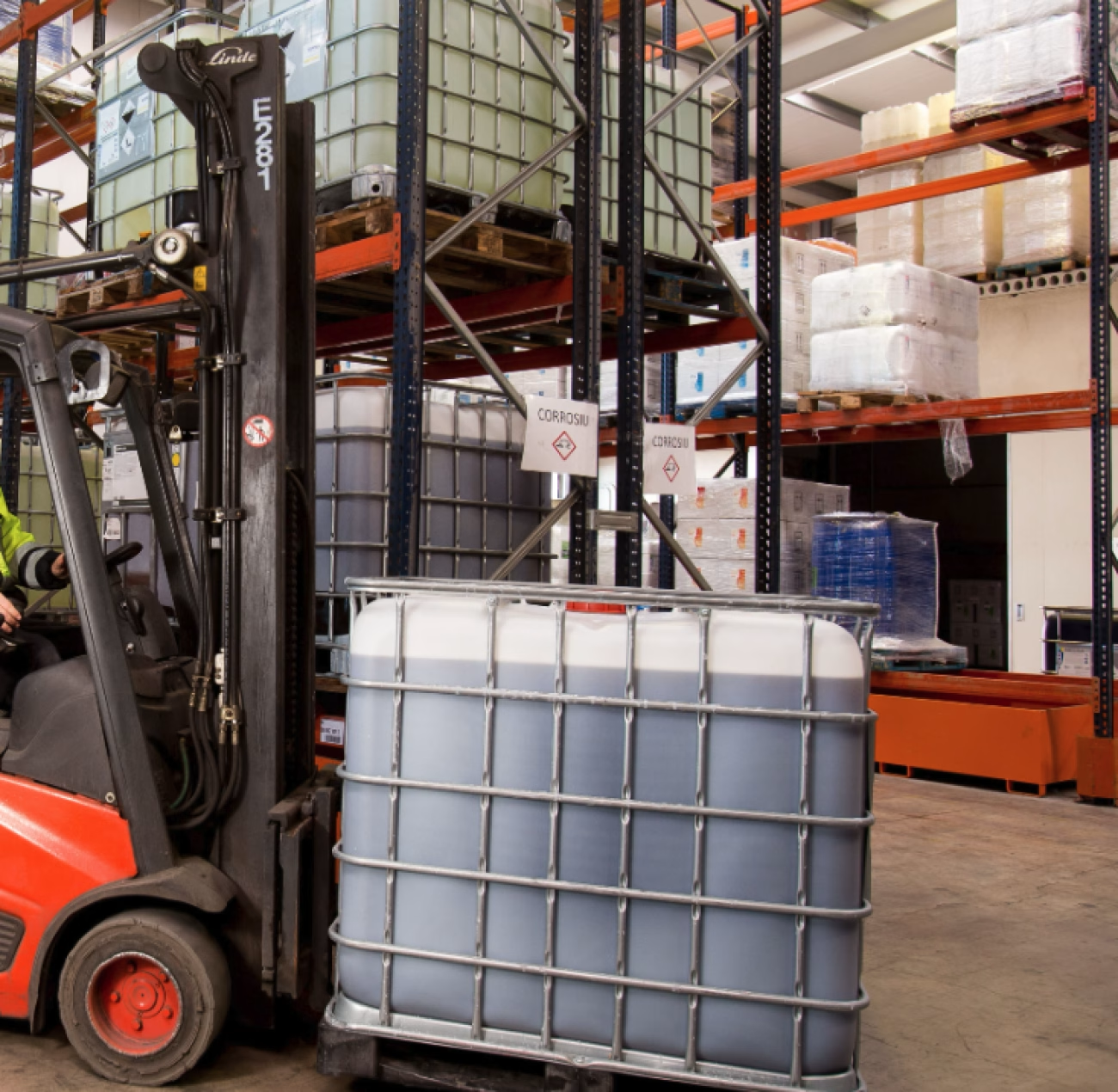Safe handling of chemical products in a certified warehouse